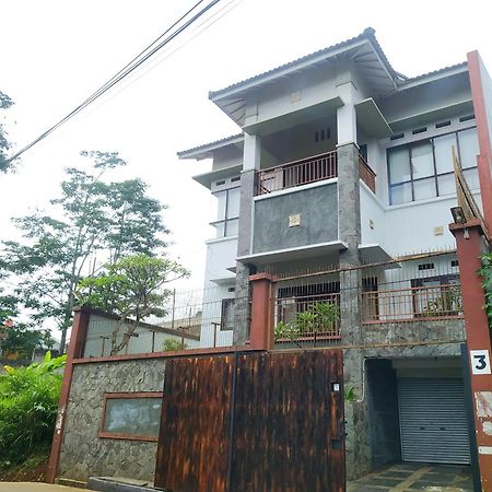 Villa Padasuka Raisa By Grorental Бандунг Екстериор снимка